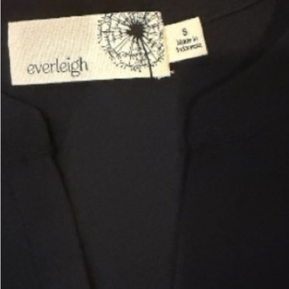 Everleigh Black V-Neck Roll Tab Blouse Lightweight Size S - Picture 2 of 4